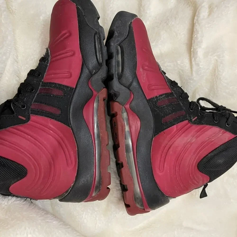 Nike Air Max Boys Burgundy and Black Boots Size 5.5 Youth